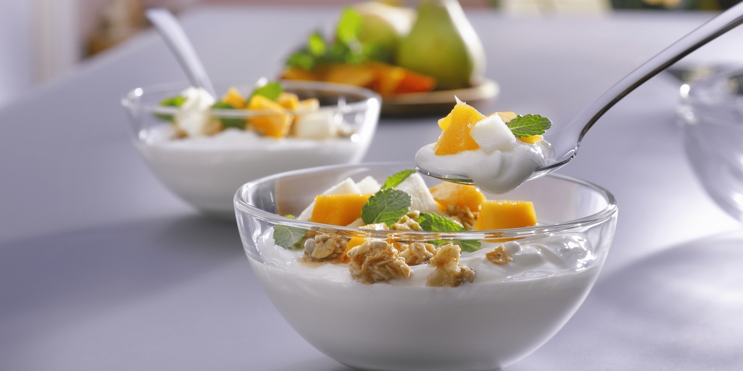 Magere milde kwark met fruit: mango, peer en granola