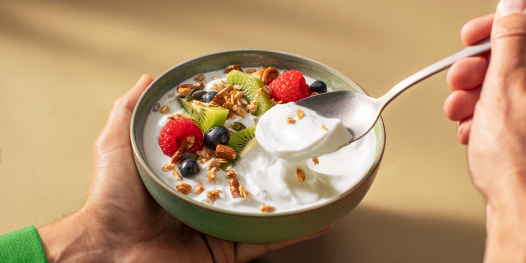 Magere milde kwark met fruit: kiwi, framboos, bosbessen en granola