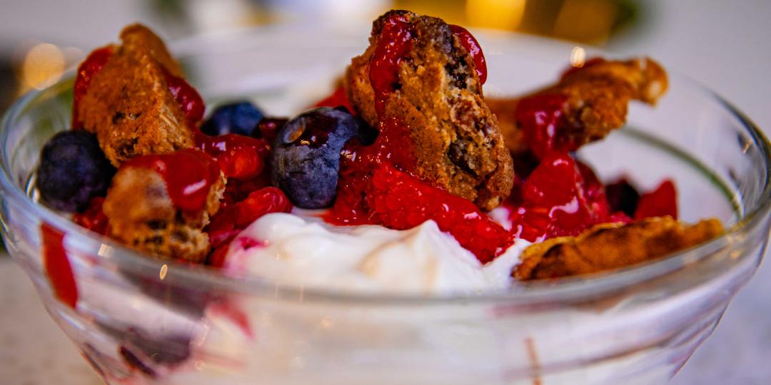Campina kwark met Kaiserschmarren van havermout met rozijnen en rood fruit