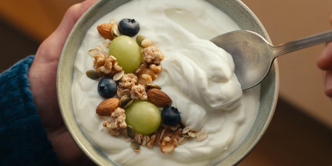 Yoghurt met granola en fruit