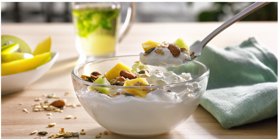 Dafnes favoriet: magere kwark met 'n vleugje kokos met pompoenpitjes, mango, kiwi en granola
