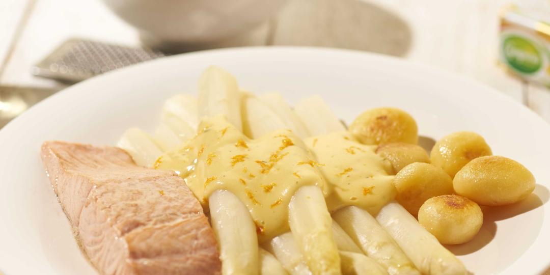 Asperges met zalmfilets en hollandaise saus met sinaasappel en tijm