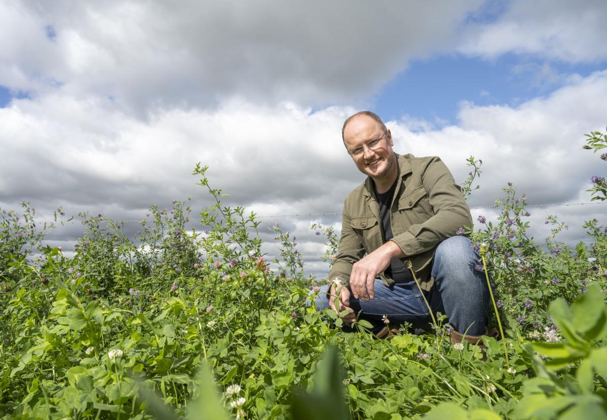 Boer Emiel Stam in zijn kruidenrijk grasland