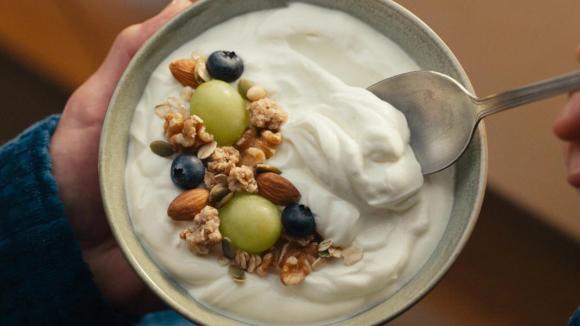 Schaaltje met yoghurt met vruchten en noten.