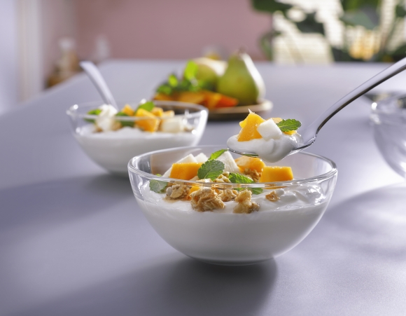 Magere milde kwark met fruit: mango, peer en granola