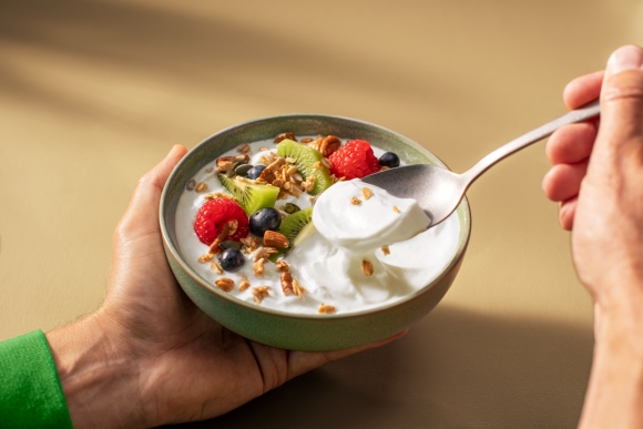 Magere milde kwark met fruit: kiwi, framboos, bosbessen en granola