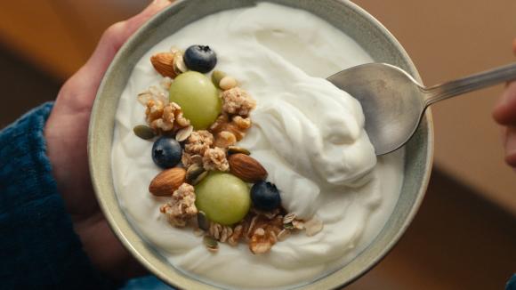 Yoghurtontbijt met mango, frambozen en muesl