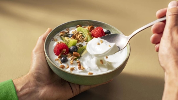 Schaaltje kwark met fruit en noten.