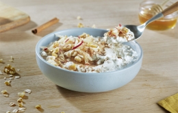 Overnight oats met Griekse yoghurt, honing, appel, kaneel en walnoten