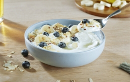 Griekse yoghurt met honing, banaan, blauwe bessen en lijnzaad